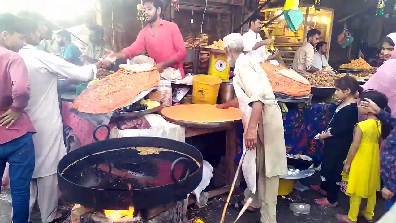 Lahore street food!Asian Pakistani food!Lahori katlama!Food list