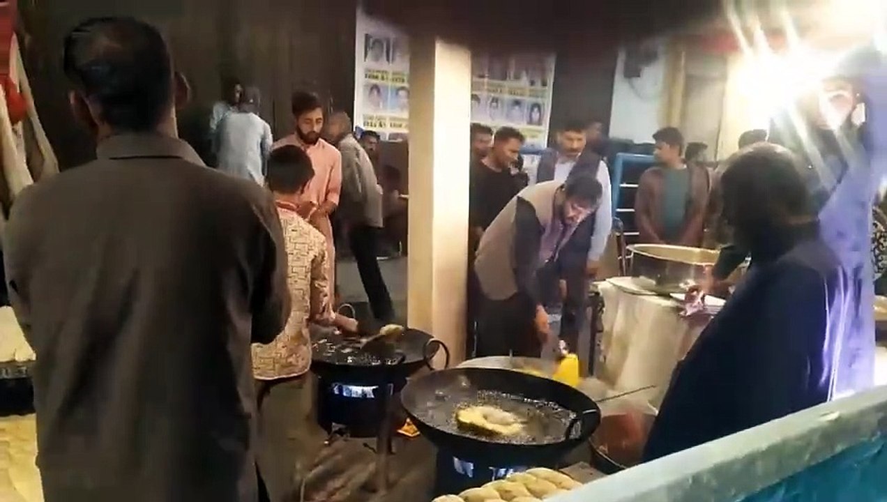 Asian Pakistani street food culture!Popular street food!Lahore patahory!Halal street food