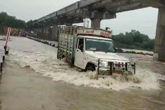 पार्वती नदी की पुलिया पर पानी आने से कोटा-श्योपुर मार्ग पर आवागमन ठप