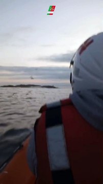 Dois pescadores salvos ao largo do porto de Sines após embarcação virar