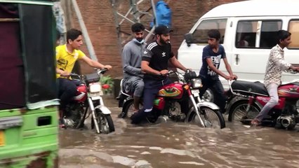 ‘Chuva recorde’ inunda a segunda maior cidade do Paquistão