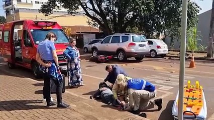 Motociclista quebra a perna ao se envolver em acidente no Centro de Cascavel