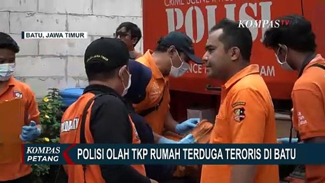 Polisi Olah TKP Rumah Terduga Teroris di Batu, Temukan Peledak dan Bahan Kimia