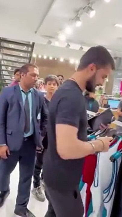 Rajab Butt and Mann Dogar funny video in shopping mall