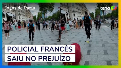 Policial entra em brincadeira de influencers brasileiros e quebra equipamento na Champs-Élysées