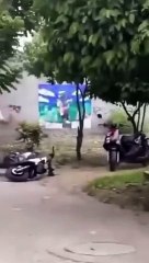 Hombre quema motocicleta de su expareja tras intentar quemar su negocio