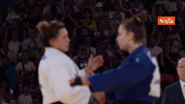 Olimpiadi Parigi, Bellandi vince l'oro sotto gli occhi premier Meloni, poi l'abbraccio