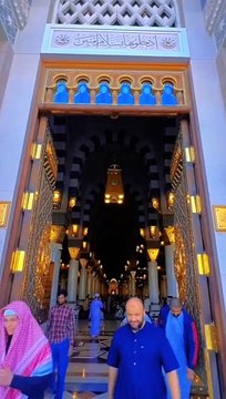 حضرت عبداللہ بن مسعود رضی اللہ عنہ کہتے ہیں کہ ایک مرتبہ میں رسول اللہﷺ کے ساتھ مدینہ کی کھنڈرات میں چل رہا تھا