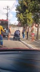 Socorristas do Samu derrubam vítima da maca em cidade baiana