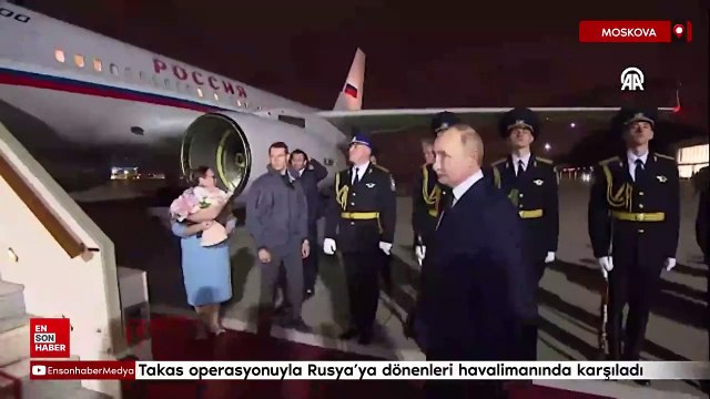 Putin, Ankara'daki takas operasyonuyla Rusya’ya dönenleri havalimanında karşıladı
