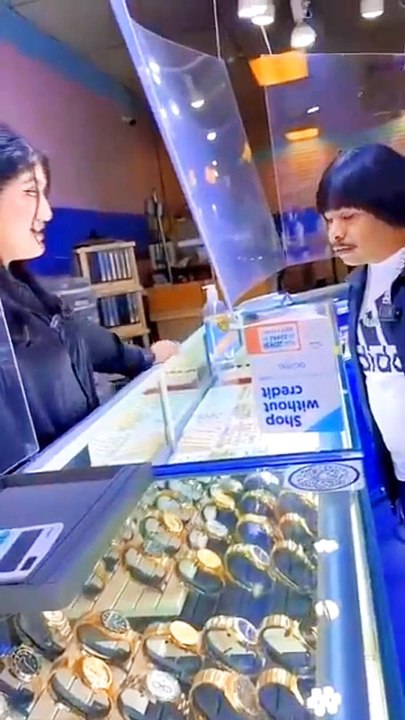 Comprando joyas.
