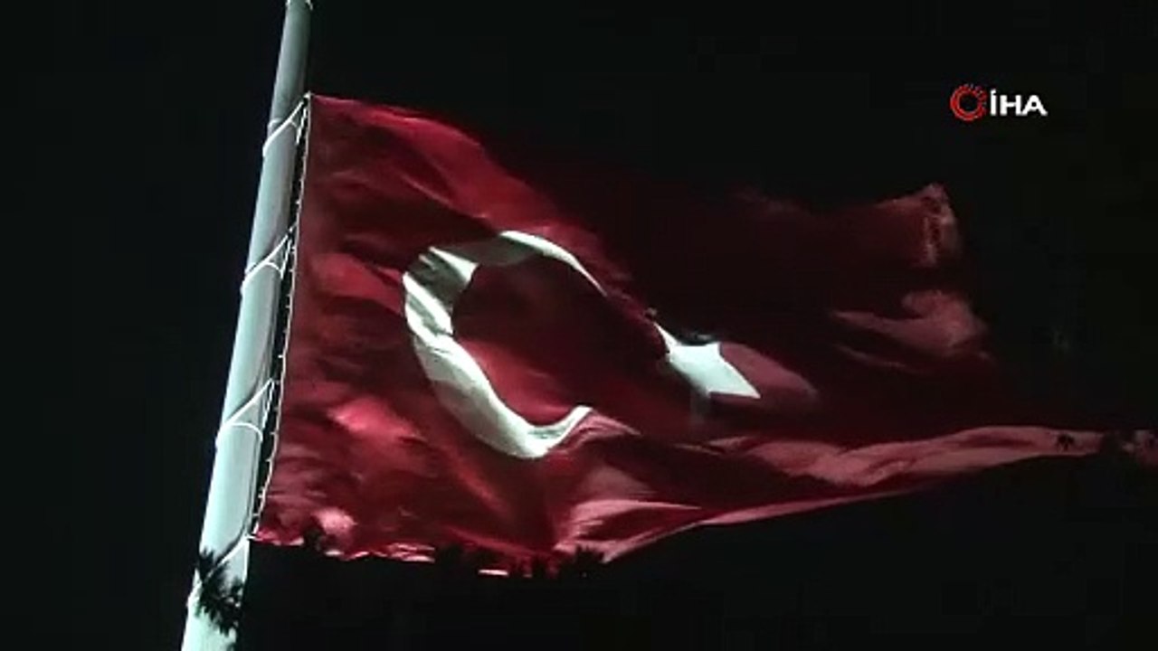 İsmail Haniye için Türk bayrakları yarıya indirildi