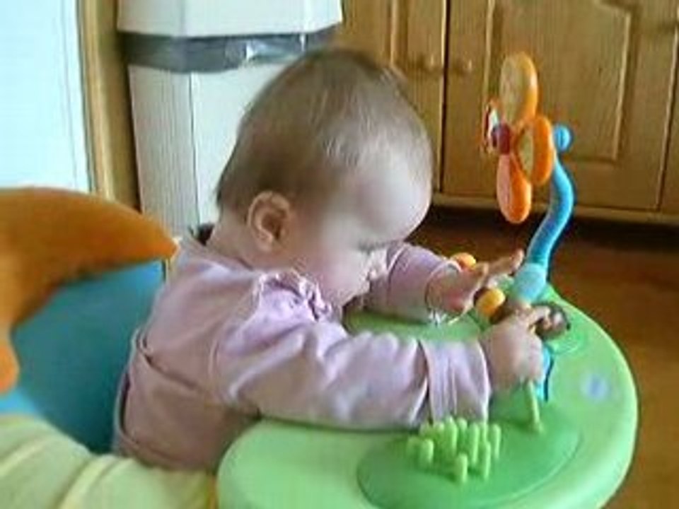 Célia aime de plus en plus être assise