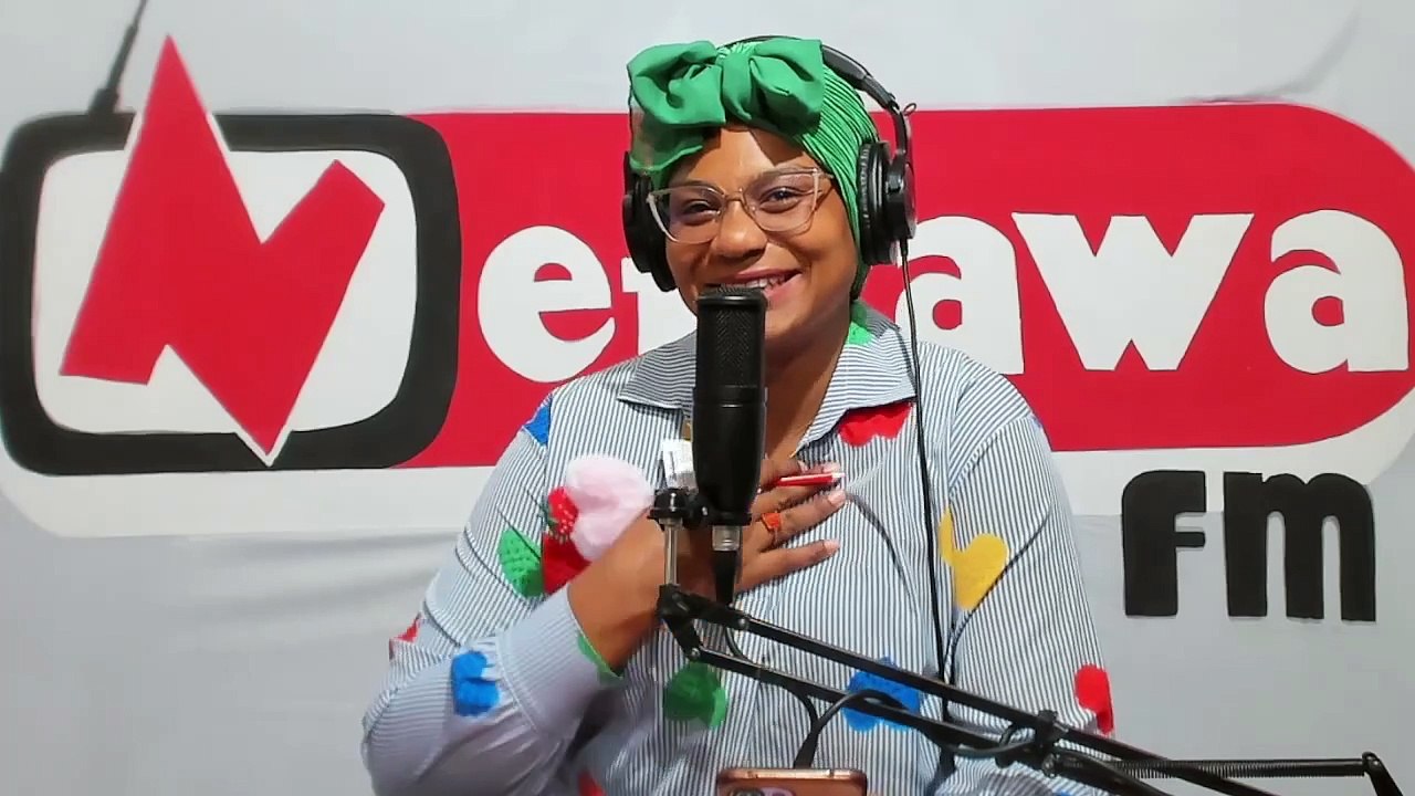 نضحك بالدموع  و باللي يجود به ربي قنوع  هني البال نضحك بالدموع  ..   نضحك ما نحير  ماللي صار و اللي تا يصير امر الكون بايد اللي قدير  و انا مخلوق ليه نعطي الطوع  الدنيا صوب و بنادم يسير  ديما طول ما يقدر رجوع  ..