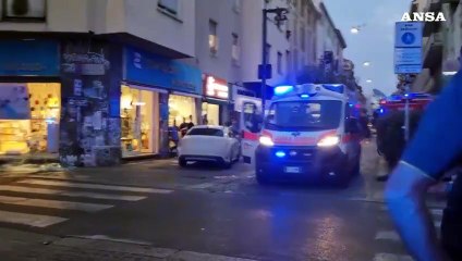 Suv sfonda una vetrina nella Chinatown di Milano, due feriti gravissimi