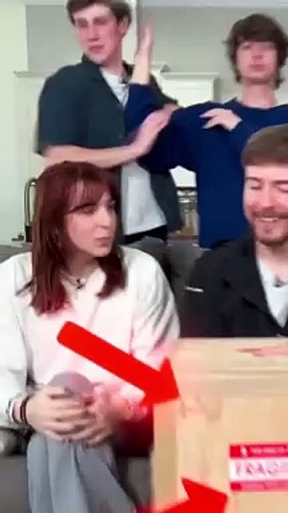 Unboxing_My_200M_Subscriber_Play_Button(720p)