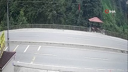 Rize'de korkunç kaza: Taş kamyonu köprüden aşağı uçtu