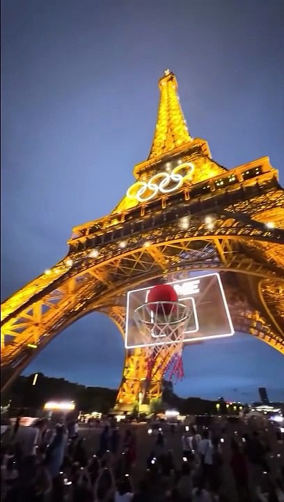 Marquer un panier sous la Tour Eiffel... juste magique ces JO