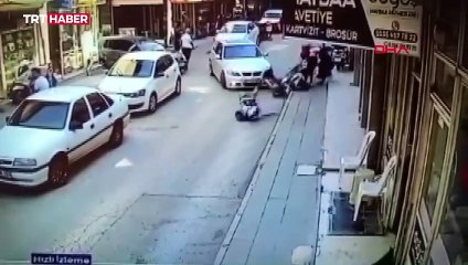 Kontrolden çıkan motosiklet kaldırımda yürüyenlere çarptı
