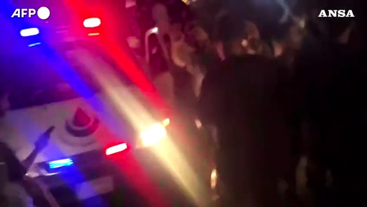 Raid israeliano a Beirut, libanesi si accalcano sul luogo dell'attacco