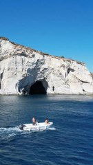 JOURNÉE BATEAU dans les criques bordant Milos en Grèce