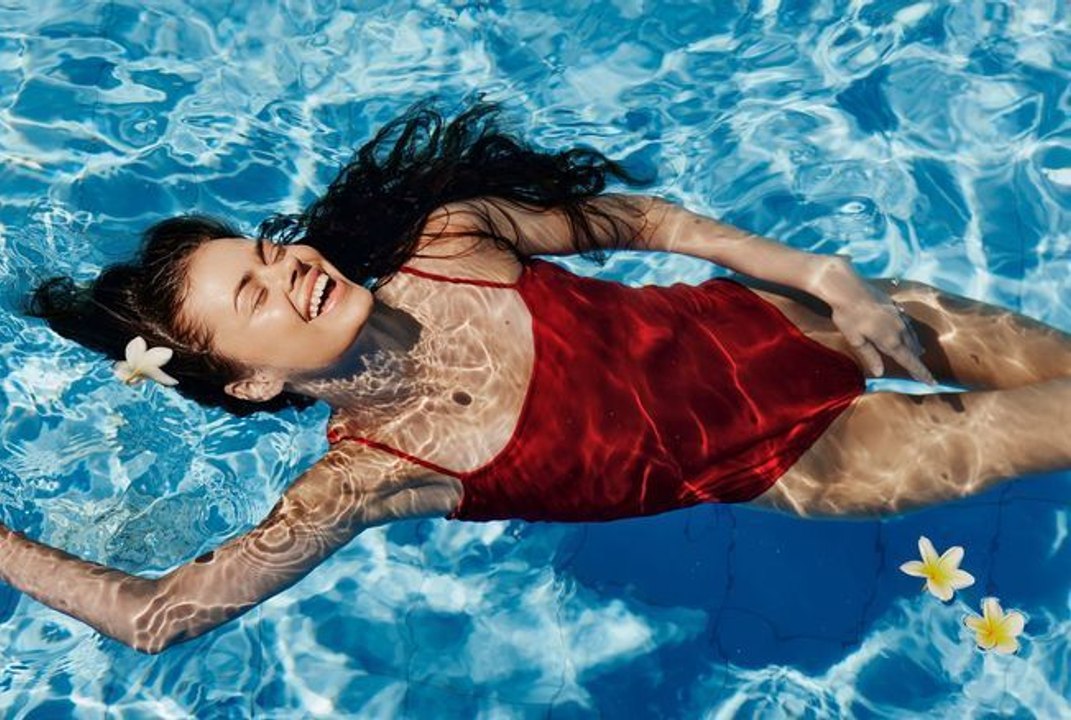 Peut-on bronzer dans l’eau de la piscine ou de la mer ? L’avis tranché de la science