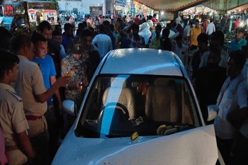 तेज रफ़्तार कार ने आधा दर्जन रेहड़ियों को मारी टक्कर, देखें वीडियो