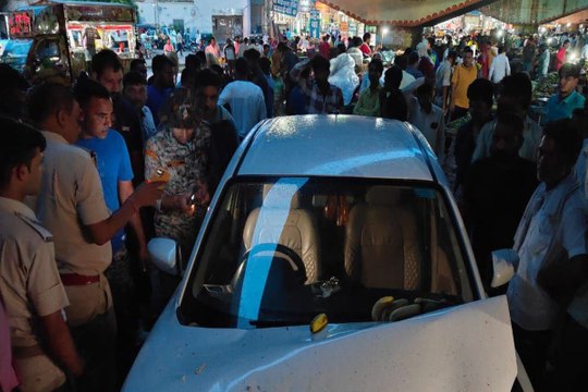 तेज रफ़्तार कार ने आधा दर्जन रेहड़ियों को मारी टक्कर, देखें वीडियो