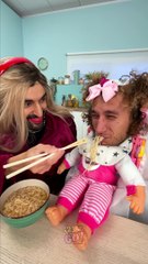 Tải video: OOPS! Mom vs. Сockroach - Who'll eat the noodles faster? #123go #funny #food