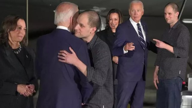 Biden, Ankara’daki takas operasyonuyla ABD’ye dönenleri havalimanında karşıladı