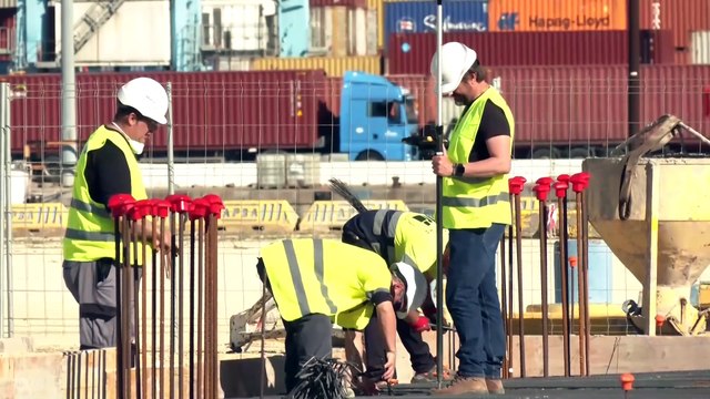 El paro cae en 10.830 personas en julio y se acerca a la barrera de los 2,5 millones