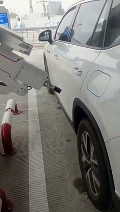 Robot  oil in car 