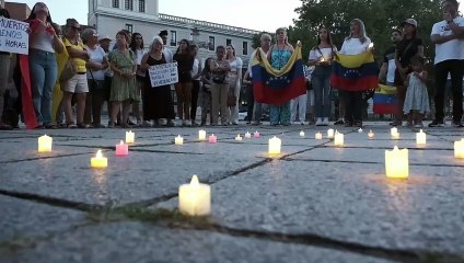 Velas, música y rezos en Valladolid para protestar por el resultado electoral de Venezuela