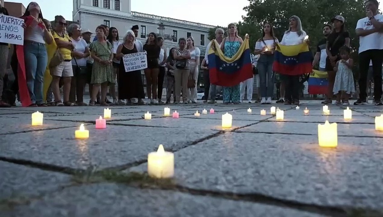 Velas, música y rezos en Valladolid para protestar por el resultado electoral de Venezuela
