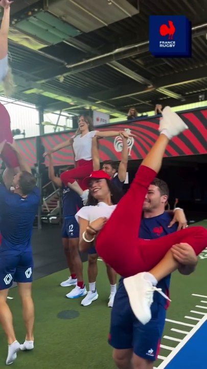 Quand l'équipe de france de Rugby à 7 fait une battle de danse avec les filles du moulin rouge