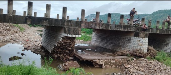 Video: तेज बारिश से क्षतिग्रस्त हुआ पुलिया का एक पिलर