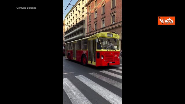 Anniversario strage Bologna, lo storico bus 37 apre il corteo della commemorazione