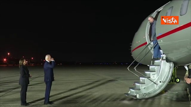 Biden e Kamala Harris accolgono all'aeroporto i prigionieri rilasciati dopo scambio con Russia