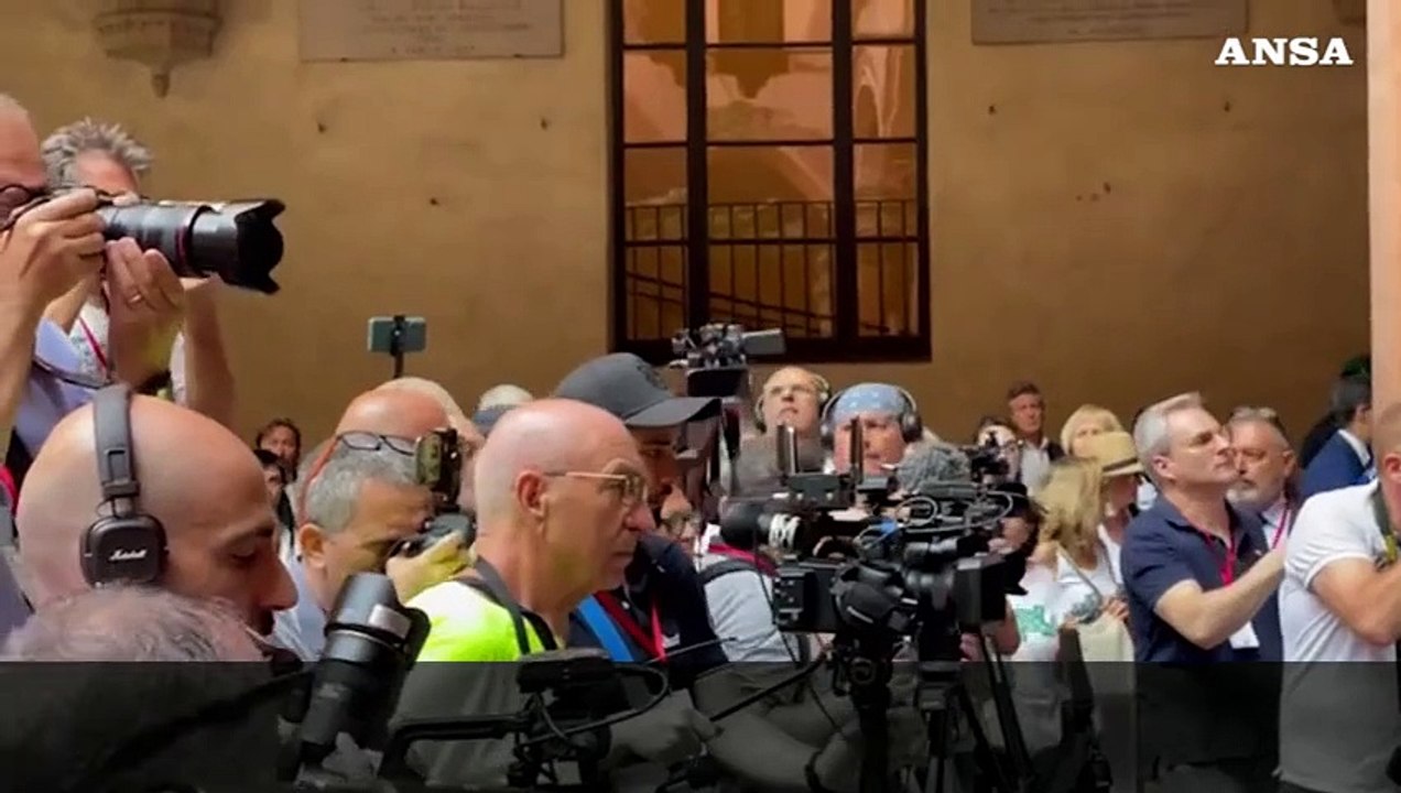 Strage Bologna, contestatore isolato chiede "verita'" a Piantedosi