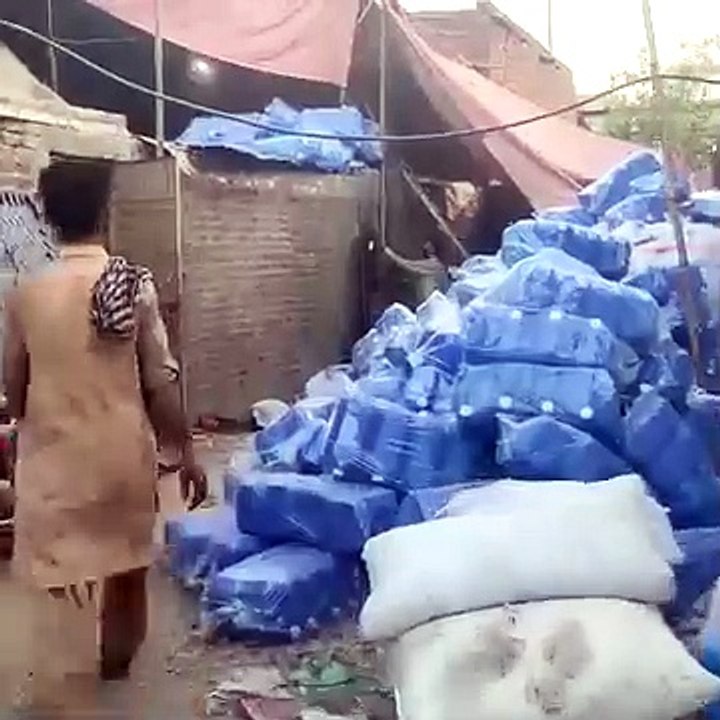 प्लास्टिक तेल के डिब्बे कारखाने में बड़े पैमाने पर उत्पादन प्रक्रिया मोल्डिंग मशीन का निर्माण