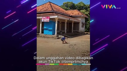 'Tampar' Pemerintah! Bocah Ini Perbaiki Jalan Berlubang