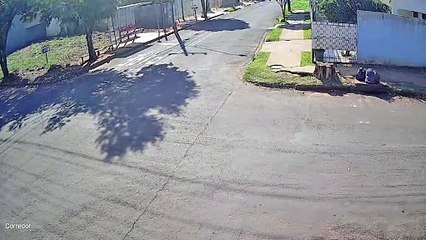 Acidente em cruzamento deixa motociclista ferido em Umuarama; condutor do veículo furou a preferencial