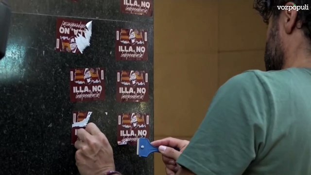 Pegatinas contra Illa en la sede de ERC antes de votar el acuerdo con el PSOE