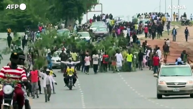Proteste in Nigeria, polizia spara gas lacrimogeni sulla folla