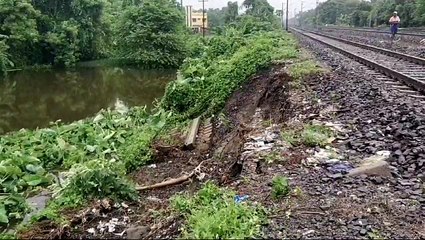 চুঁচুড়া স্টেশনের কাছে ধসে গেল ট্র্যাকের পাশের ২০ ফুট অংশ! রেল লাইন না বিপদ ফাঁদ?