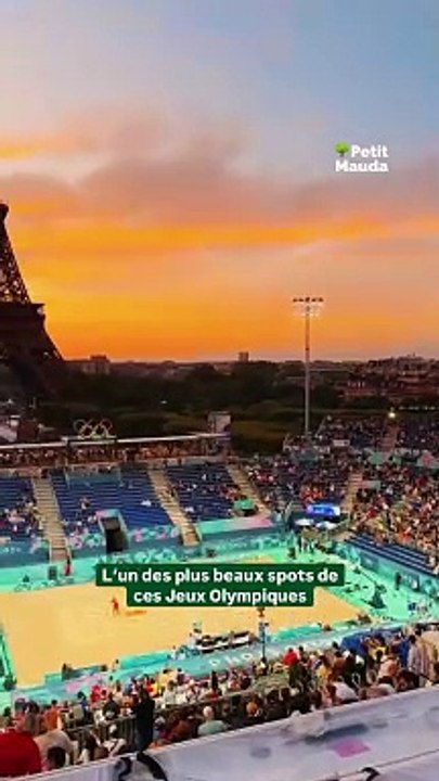 Juste époustouflant ✨  L'un des spots à la mode dans le monde entier en ce moment. Le terrain de beach-volley avec sa vue imprenable sur la Tour Eiffel ❤️‍   Un véritable travail des équipes de @paris2024 ! Bravo @tony_estanguet   Tous nos bons plans