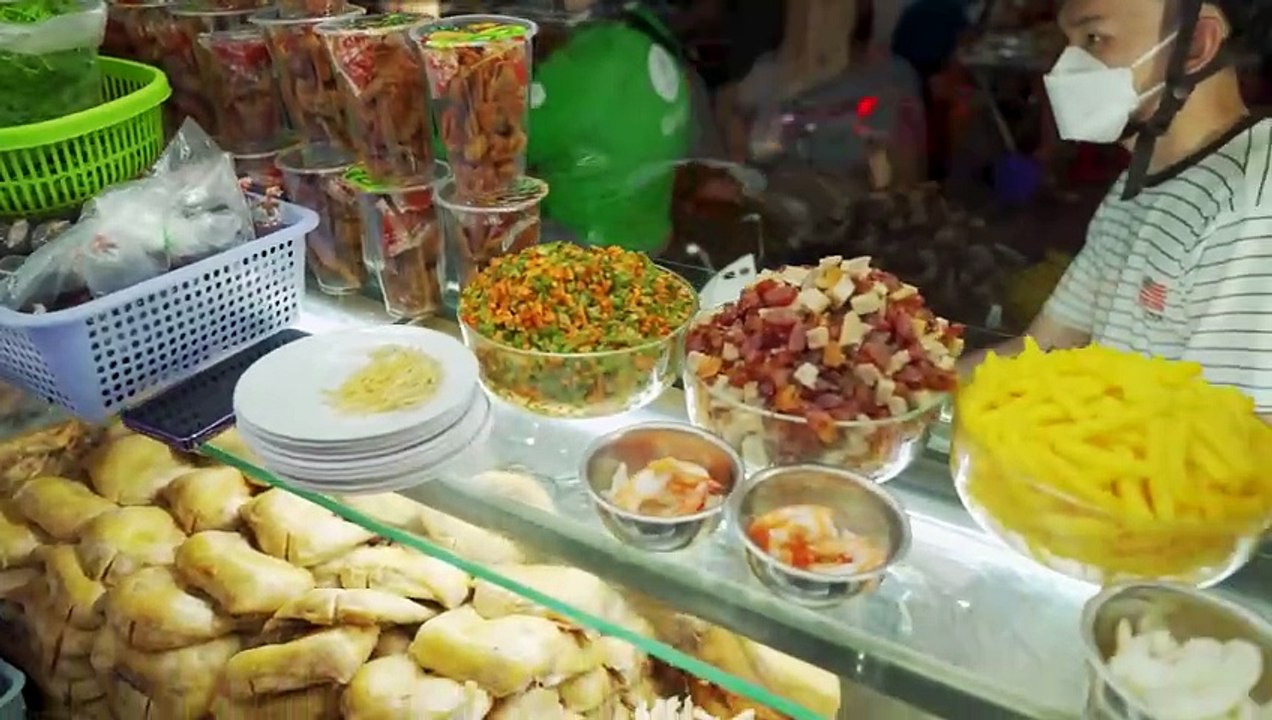 SUPER Crispy Skin! Most Famous Roast Pork Belly and Chicken in Street Food Stalls in Saigon, Vietnam