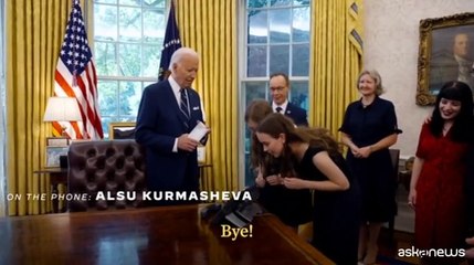 Nello Studio Ovale le famiglie telefonano ai prigionieri liberati