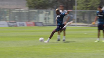 Napoli, Osimhen ride e scherza in allenamento