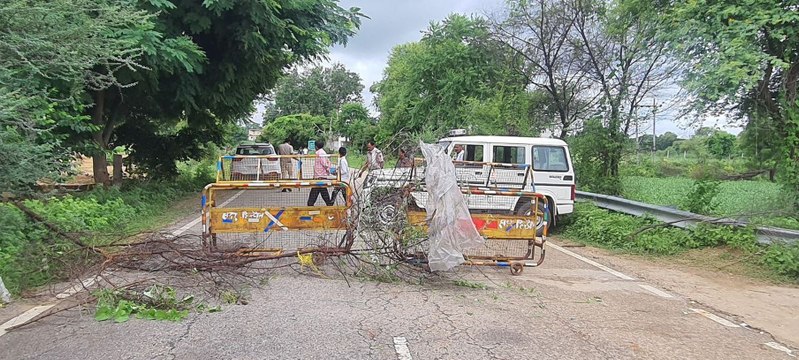 राजस्थान में यहां पुलिस ने सडक़ पर बेरीकेड्स लगा स्टेट हाइवे पर रोके वाहन, पांचना बांध के गेट खोलने से गंभीर नदी के कॉजवे पुल के ऊपर से बहा पानी